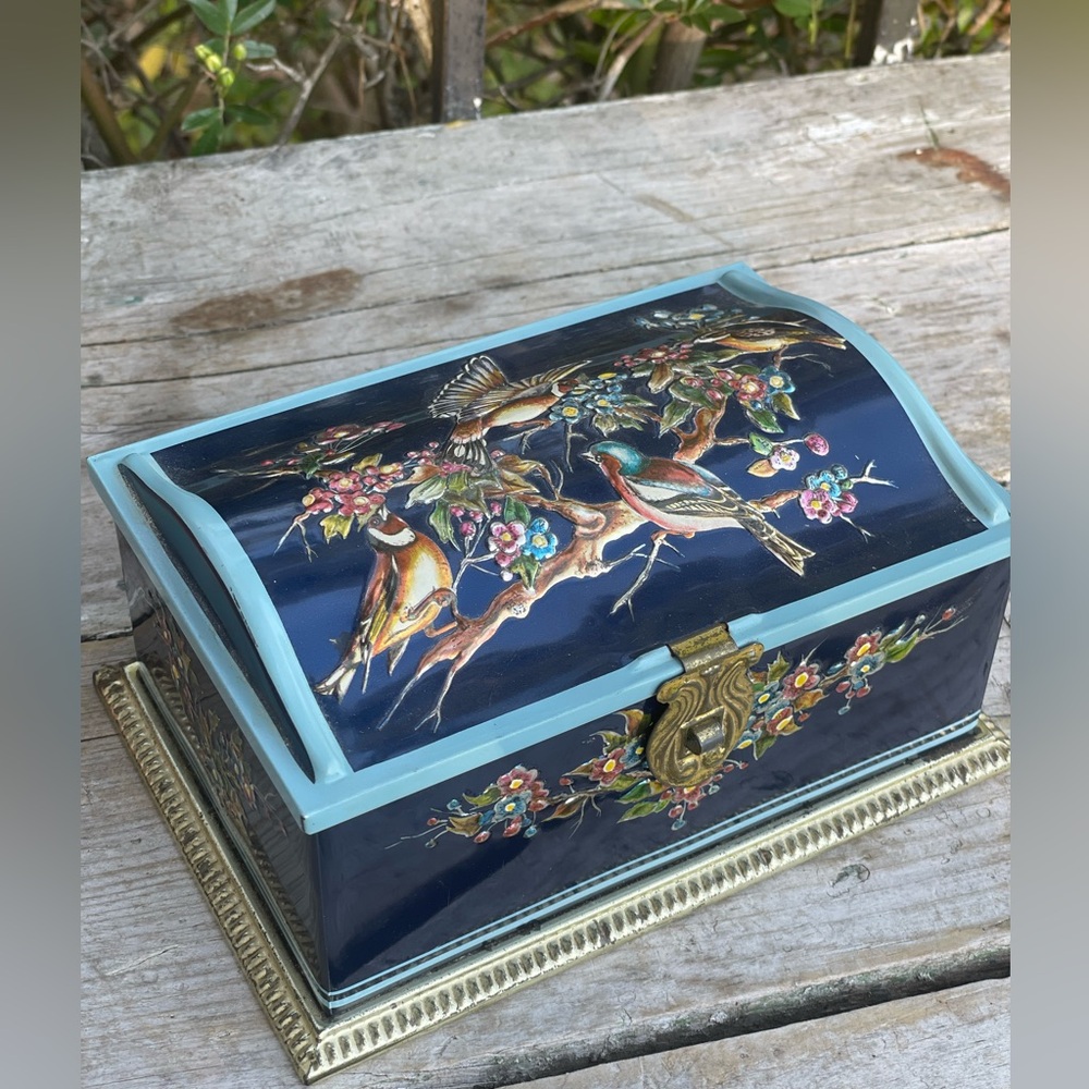 Linette blue metal vintage box birds